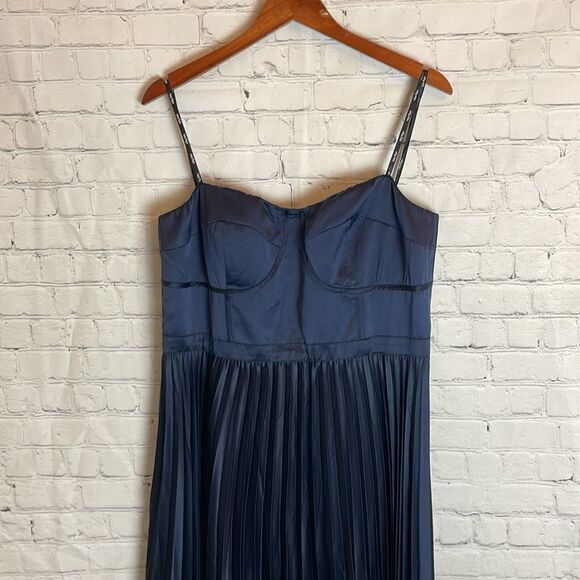 City Chic Plus Size Dress, Pleat Desire Dress Size Small Size 16 - Picture 5 of 15